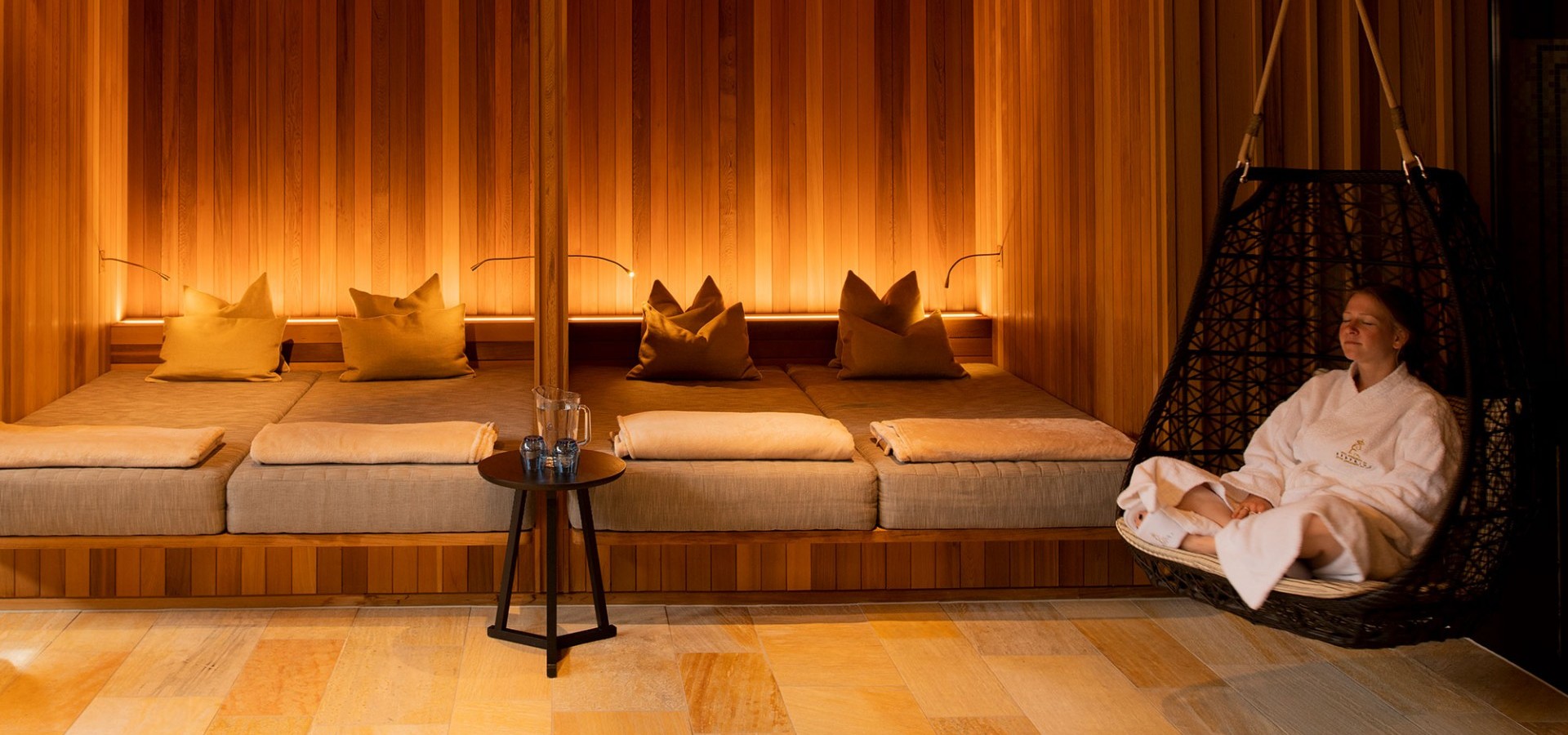 Atmosphärischer Liegebereich mit einer Person im Hängesessel im Erbprinz Day Spa.