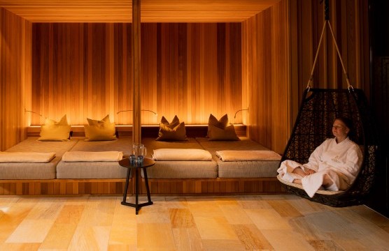 Atmosphärischer Liegebereich mit einer Person im Hängesessel im Erbprinz Day Spa.