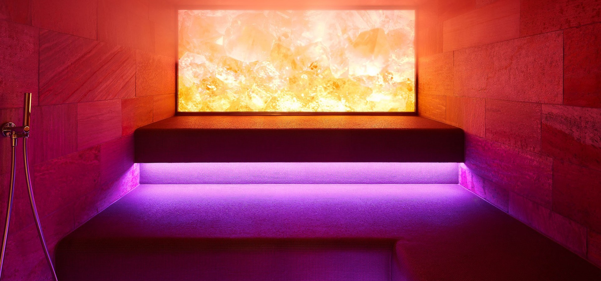 Dampfsauna mit athmosphärischer Beleuchtung in verscshiedenen Farben.