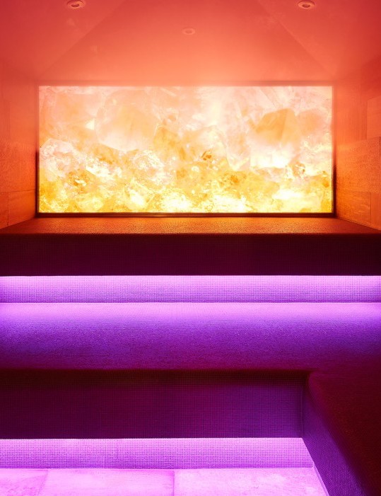 Dampfsauna mit athmosphärischer Beleuchtung in verscshiedenen Farben.