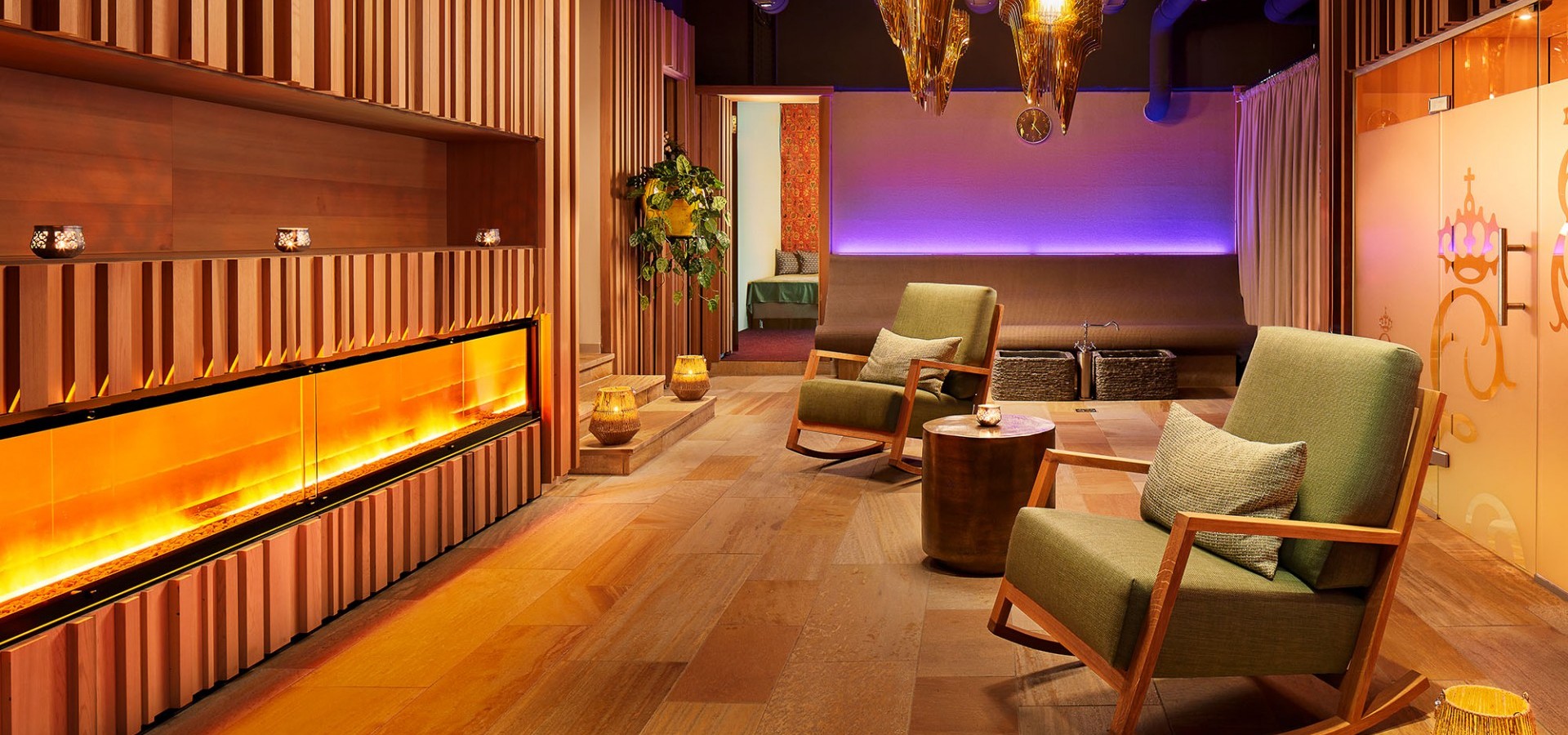 Stylish fireplace room with various seating options in the spa area of the Hotel Erbprinz.