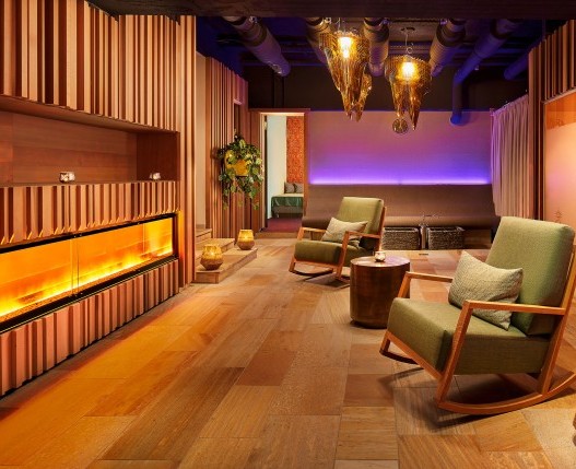 Stilvolles Kaminzimmer mit Sitzgelegenheiten im Spa Bereich des Hotel Erbprinz.