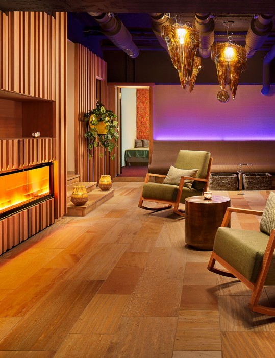 Stylish fireplace room with various seating options in the spa area of the Hotel Erbprinz.