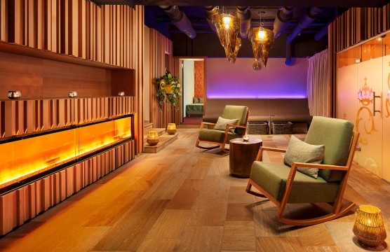 Stilvolles Kaminzimmer mit Sitzgelegenheiten im Spa Bereich des Hotel Erbprinz.